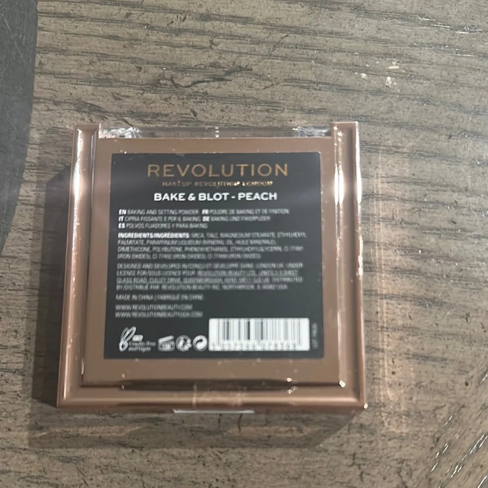 Revolution Bake & Blot Powder - Peach